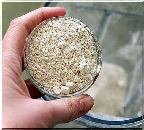 Oatmeal against cracked heels