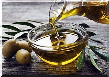 Oil treatment with olive oil and mayonnaise against damaged hair 