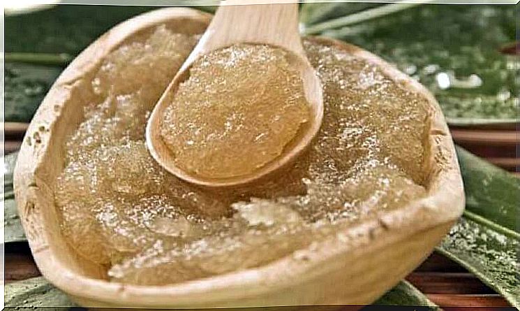 Treatment with sugar and olive oil for beautiful skin