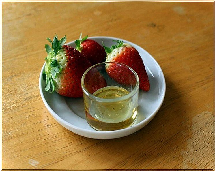 Strawberries and olive oil for beautiful skin