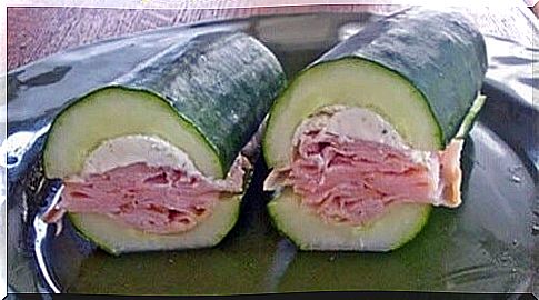 Sandwich-with-cucumber-and-lettuce