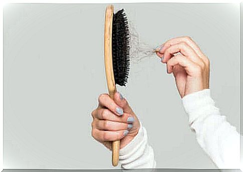 Cleaning the hairbrush: useful tips