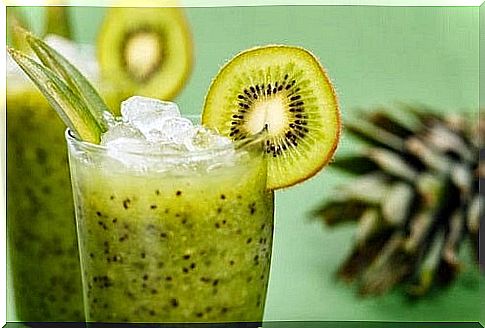 Kiwi and lettuce juice