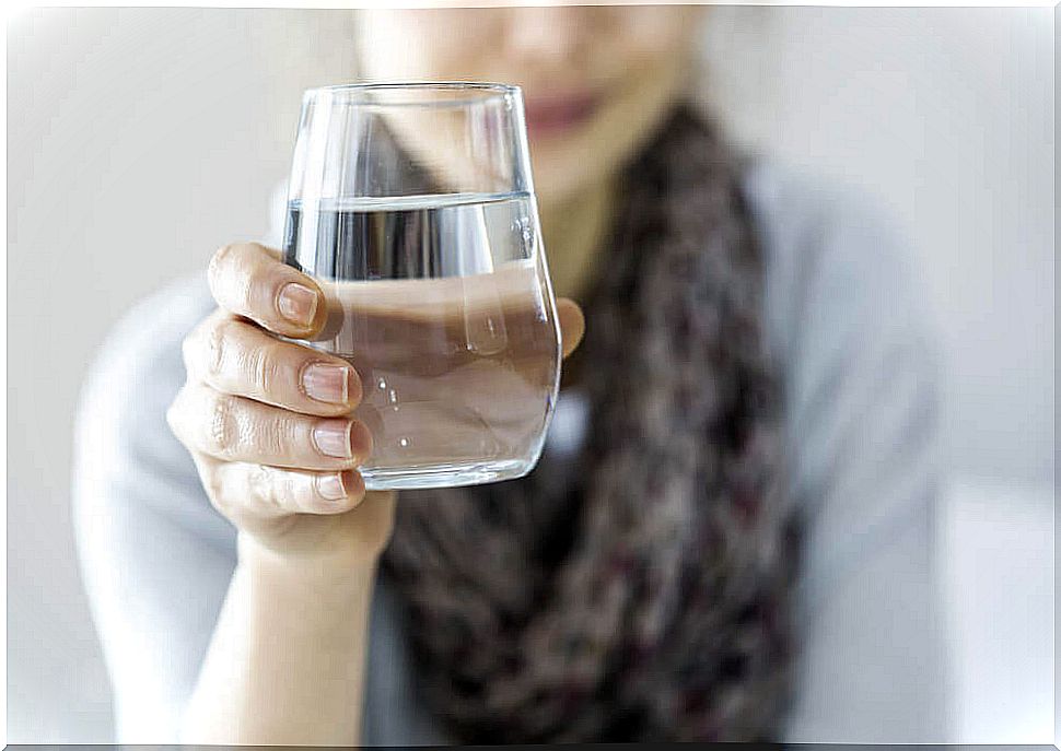 Does water help you lose weight?  Myths and truths