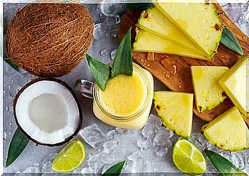 Coconut, pineapple and ginger drink to lose weight and excrete fluids