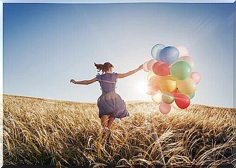 woman-on-the-meadow-shows-gratitude