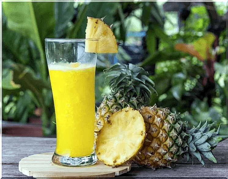 A pineapple juice and two whole pineapples.