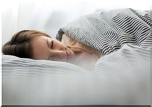 Woman in bed knows that various factors lead to sleep disorders