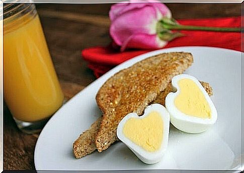 How do you make heart shaped eggs?