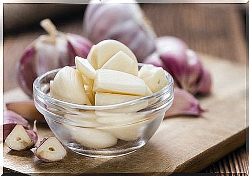 Cloves of garlic in a bowl