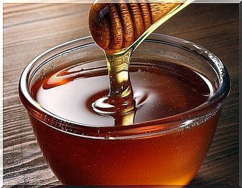 Natural hair treatment with honey