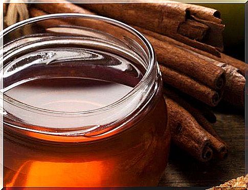 Natural hair treatment with cinnamon and honey