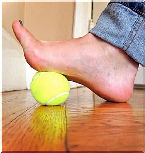 foot-massage-with-tennis-ball