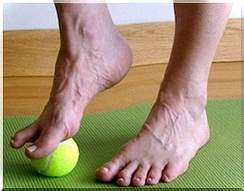 massage-feet-with-tennis-ball