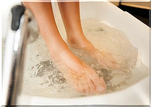 Foot bath for blood circulation and to remove cracks