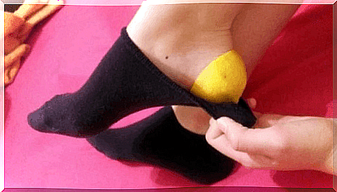 Remove cracks on the heel with lemon