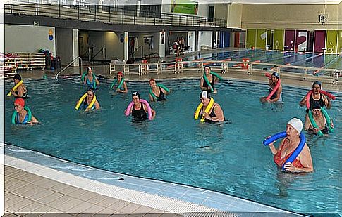 Water aerobics for slack upper arms