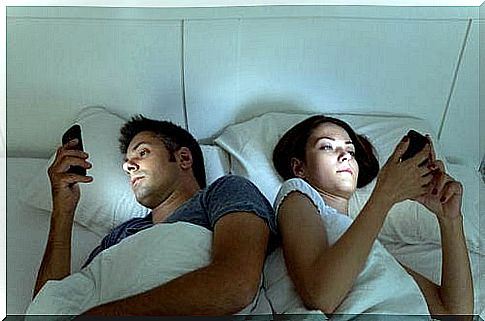 blue light disturbs the sleep of men and women in bed