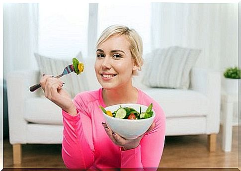 Woman eats salad fibromyalgia